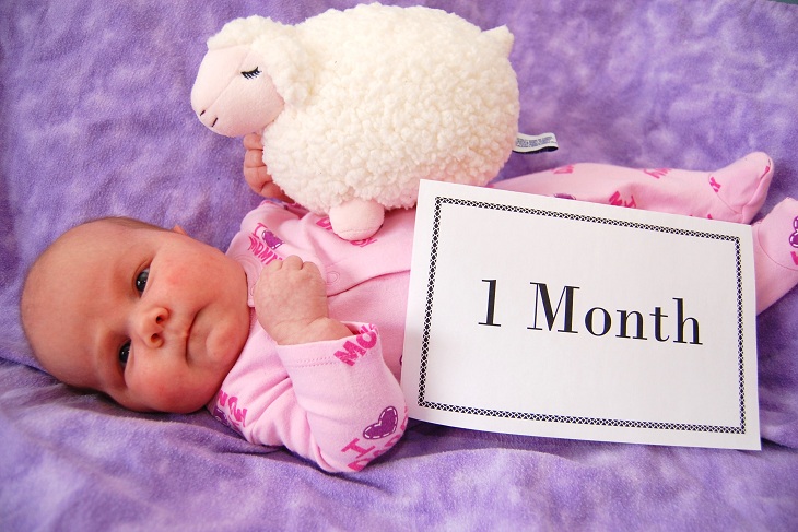Первый месяц рождения поздравления. Открытка 1 месяц девочке. Открытка с 1 месяцем рождения девочки. 1 Месяц доченьке. Поздравление с одним месяцем.