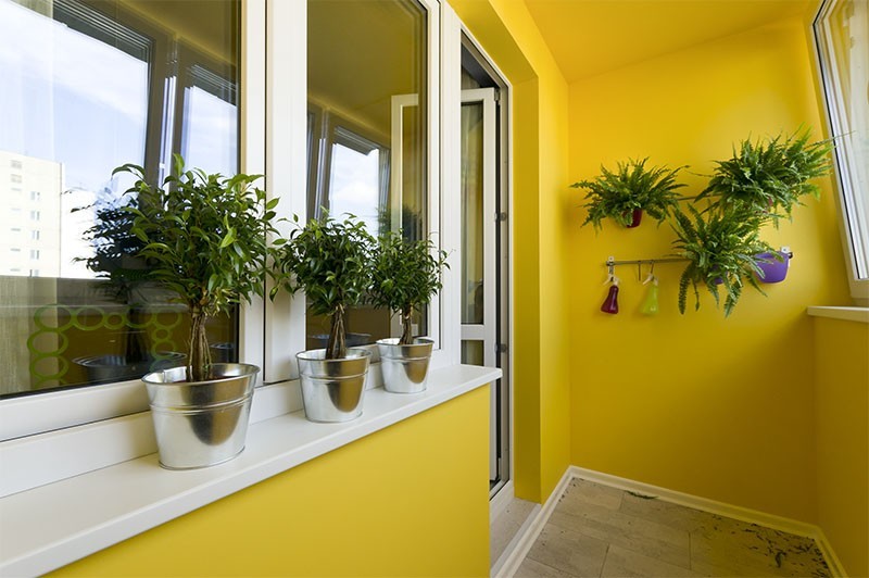 Окраска стен балкона в желтый цвет