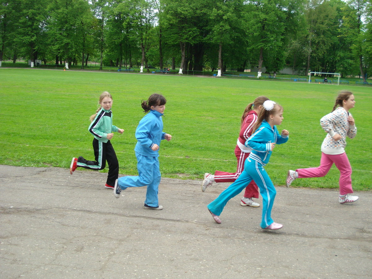 Название игры для школьников. Физкультура на улице в школе. Занятия физкультурой на улице. Школьники на физкультуре. Школьники бегут на физкультуре.