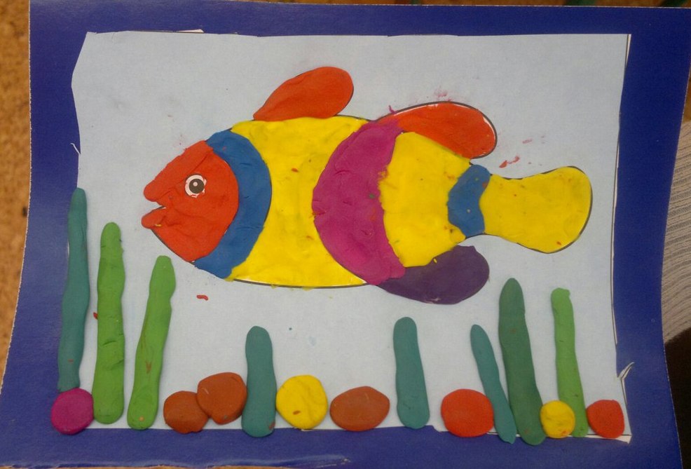 Презентация работа с пластилином 1 класс. Пластилинография рыбка. Пластилиновая живопись рыбка. Пластилиновая аппликация. Рисование пластилином на картоне.
