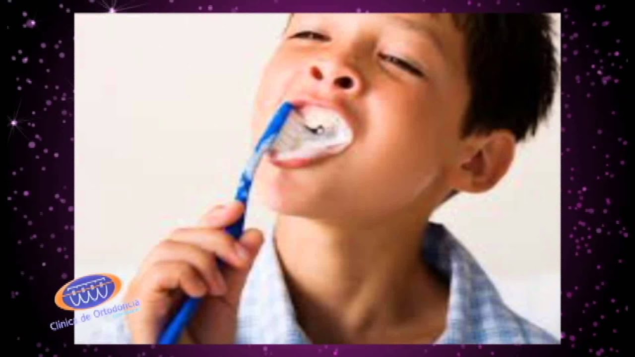 Чистить зубы без пасты. Чистим зубы!. Ребенок чистит зубы. Чистые зубы у детей. Школьник чистит зубы.