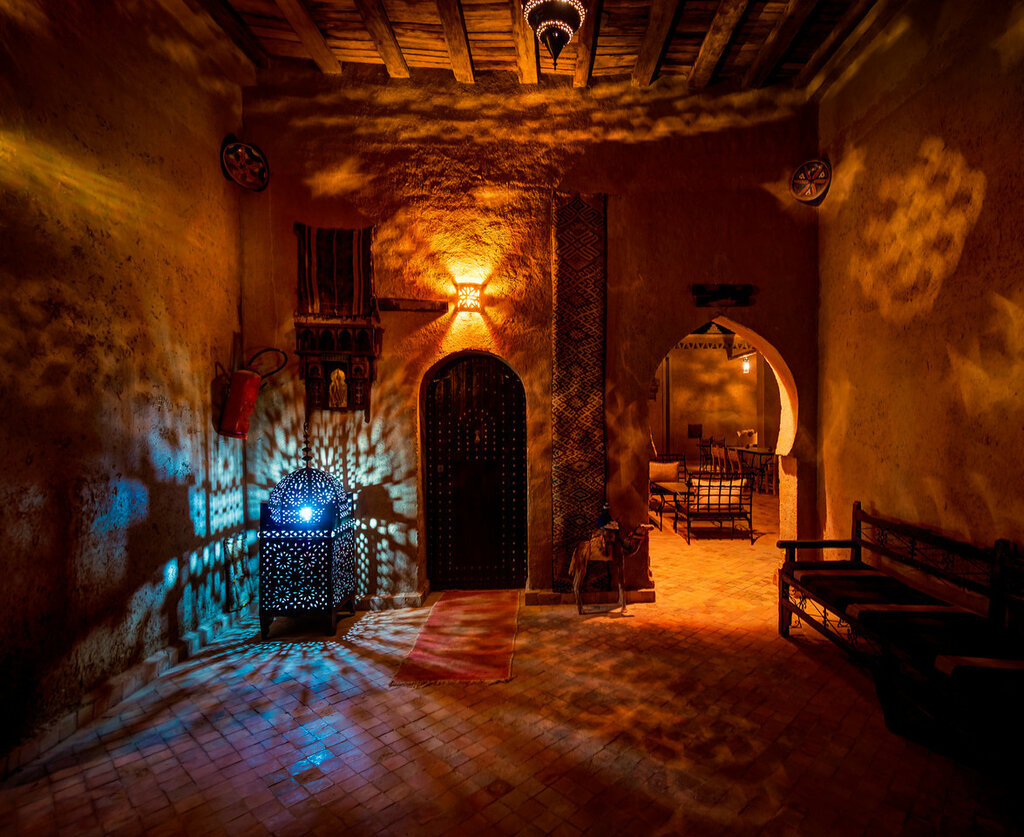 Загадочная комната. Спальня в замке. Мистический интерьер. Освещение в замке. Таинственная комната.