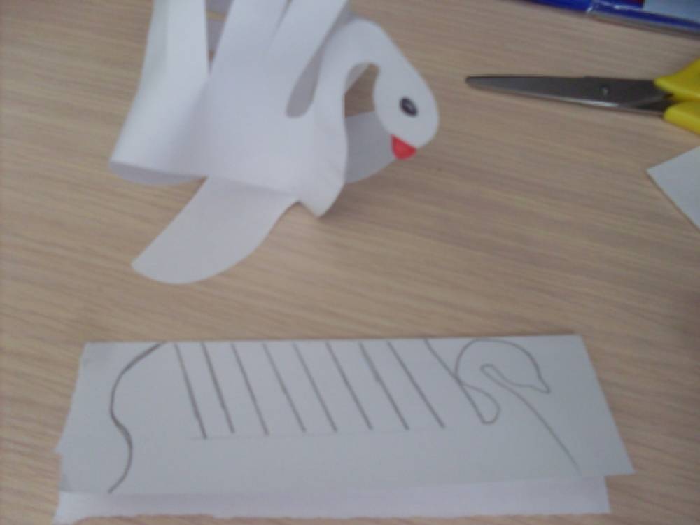 Лебеди из бумаги для детей. Конструирование лебедь. Поделка лебедь из бумаги. Аппликация перелетные птицы. Конструирование птицы.